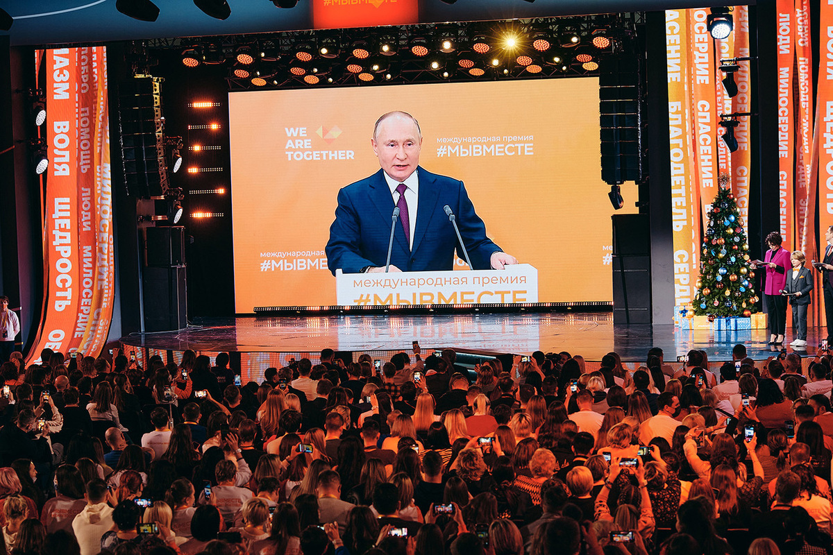 Путин поздравил с Международным днем волонтера