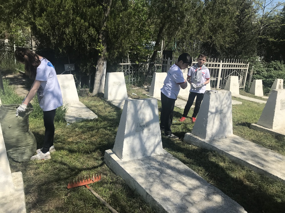 Добровольцы благоустроили воинские захоронения в Махачкале