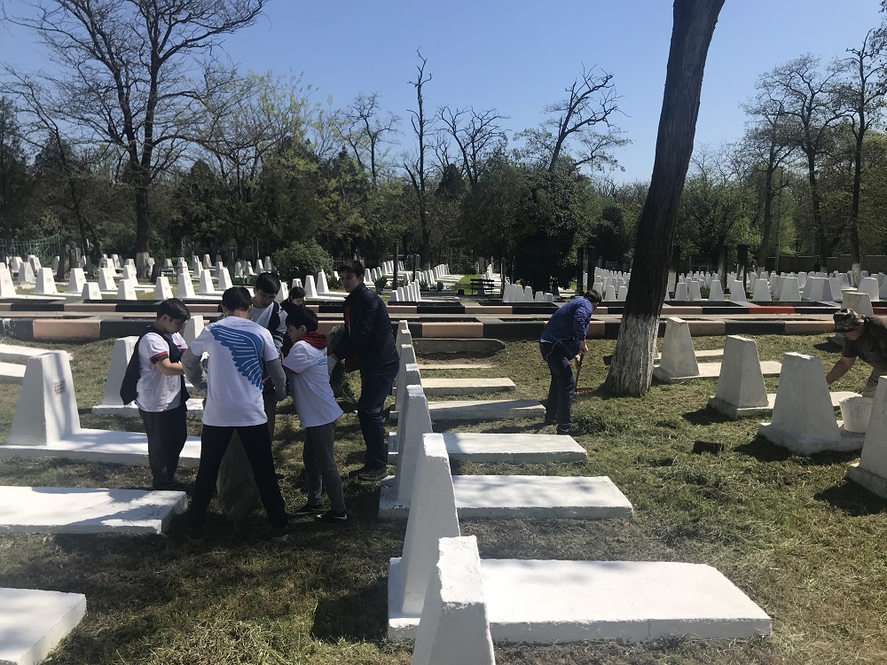 Добровольцы благоустроили воинские захоронения в Махачкале